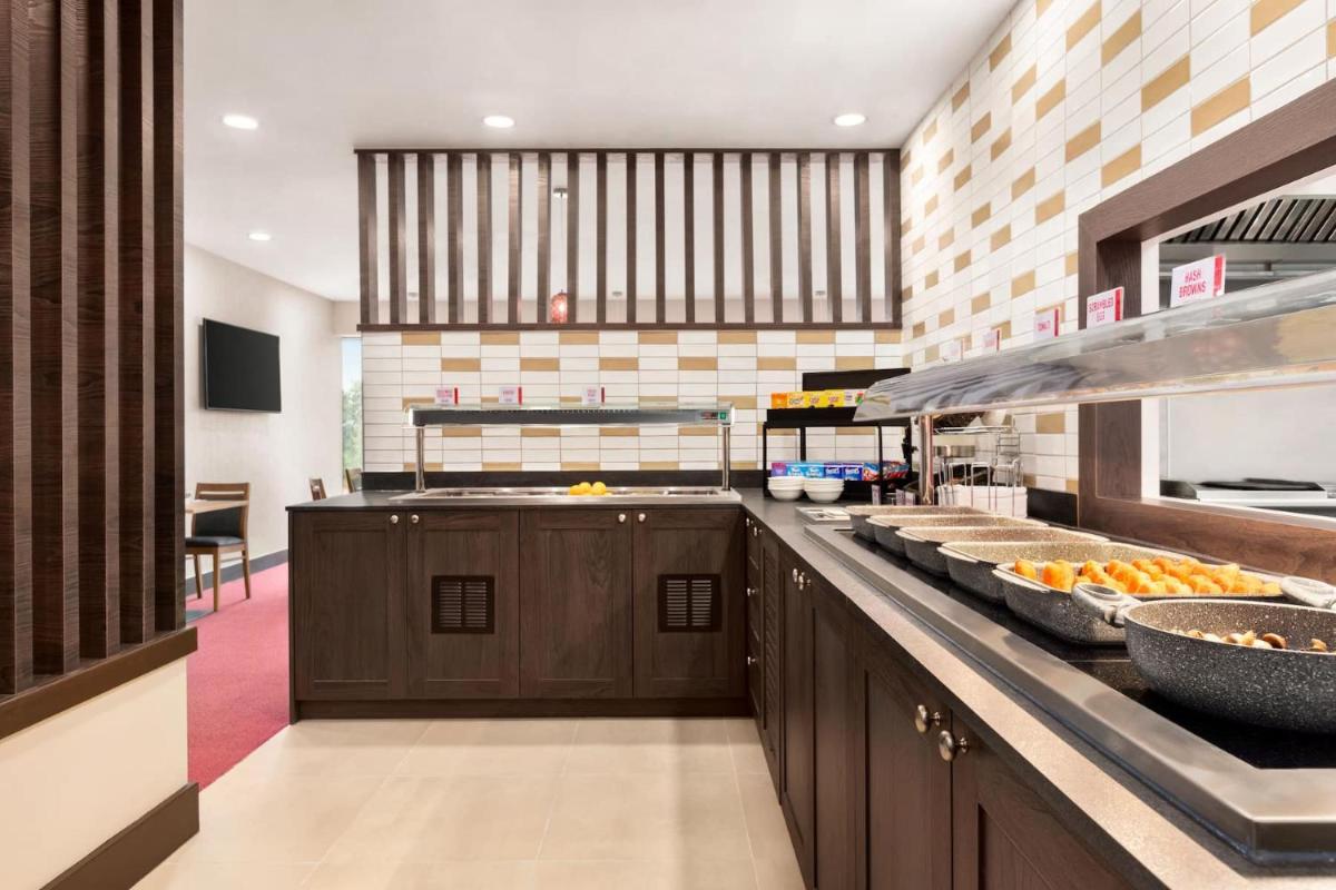 Ramada by Wyndham Cobham - Housity