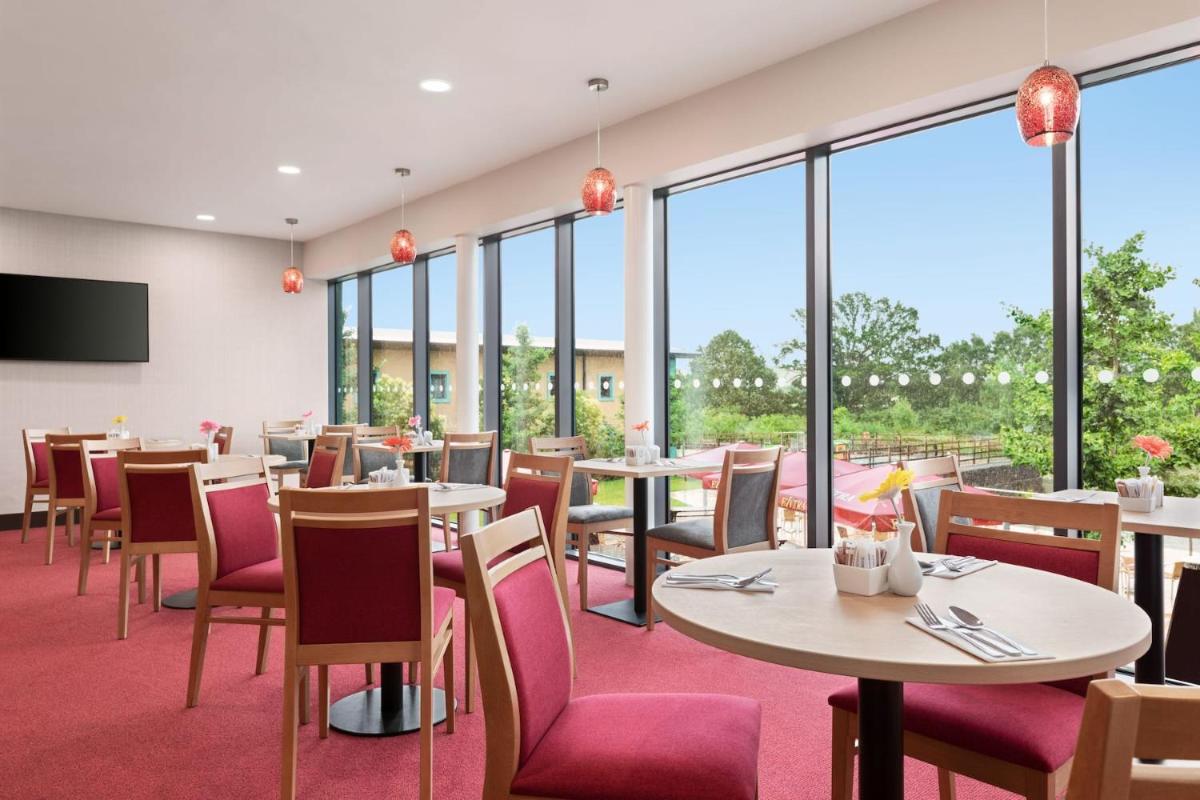Ramada by Wyndham Cobham - Housity