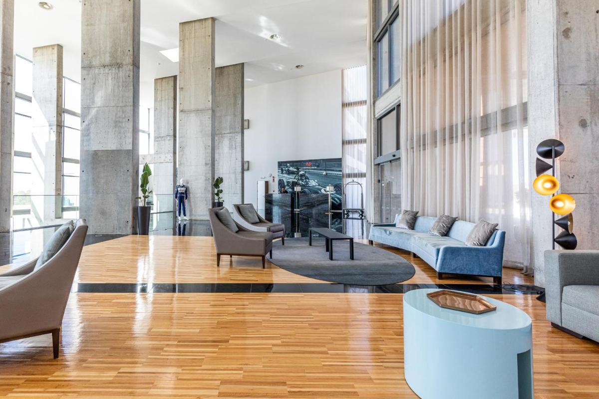 um saguão com sofás e cadeiras em um prédio em Algarve Race Resort - Hotel em Montes de Cima