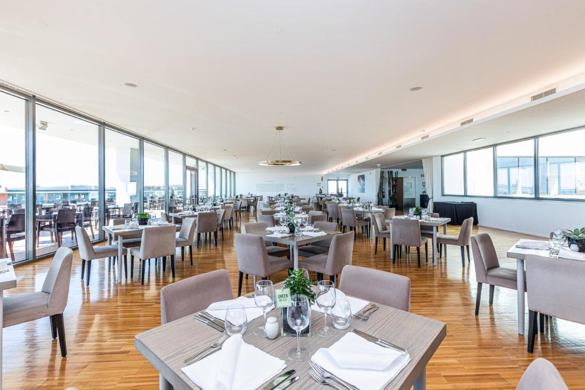 Um restaurante ou outro lugar para comer em Algarve Race Resort - Hotel