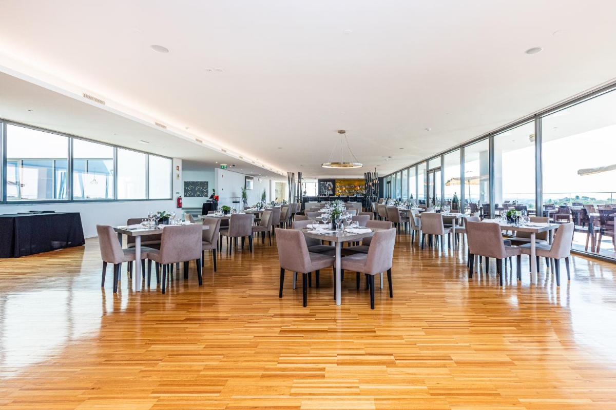 Um restaurante ou outro lugar para comer em Algarve Race Resort - Hotel
