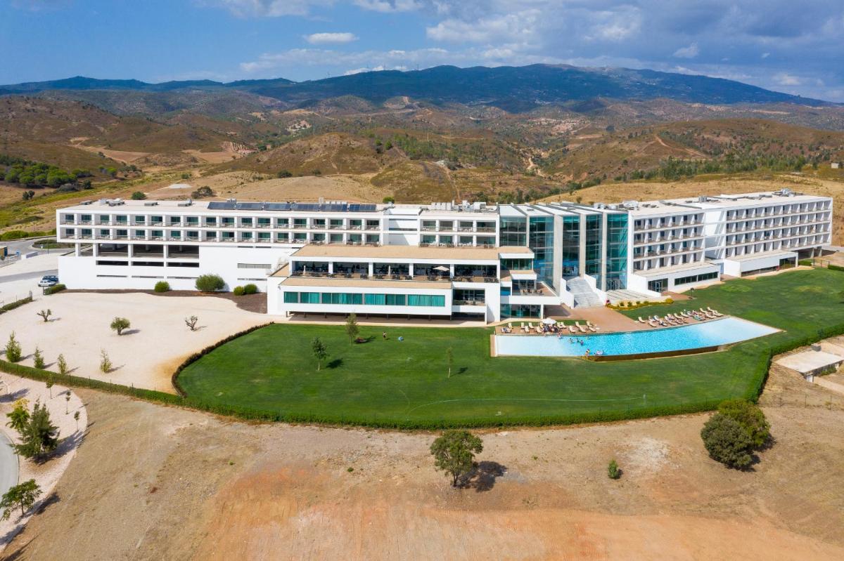 uma vista aérea de um hotel com um grande edifício em Algarve Race Resort - Hotel em Montes de Cima