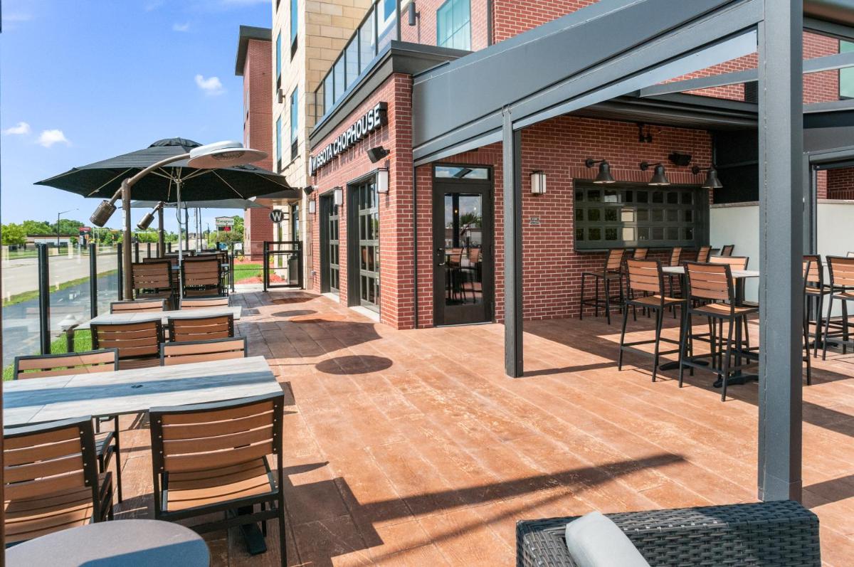 Cobblestone Hotel & Suites Appleton International Airport - Housity