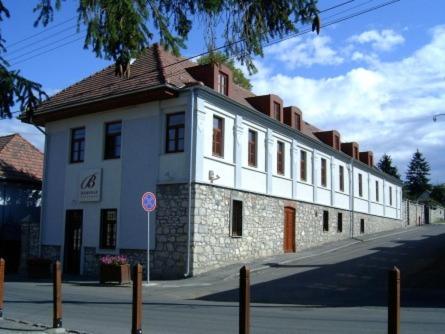 Trifecta Udvarház - Housity