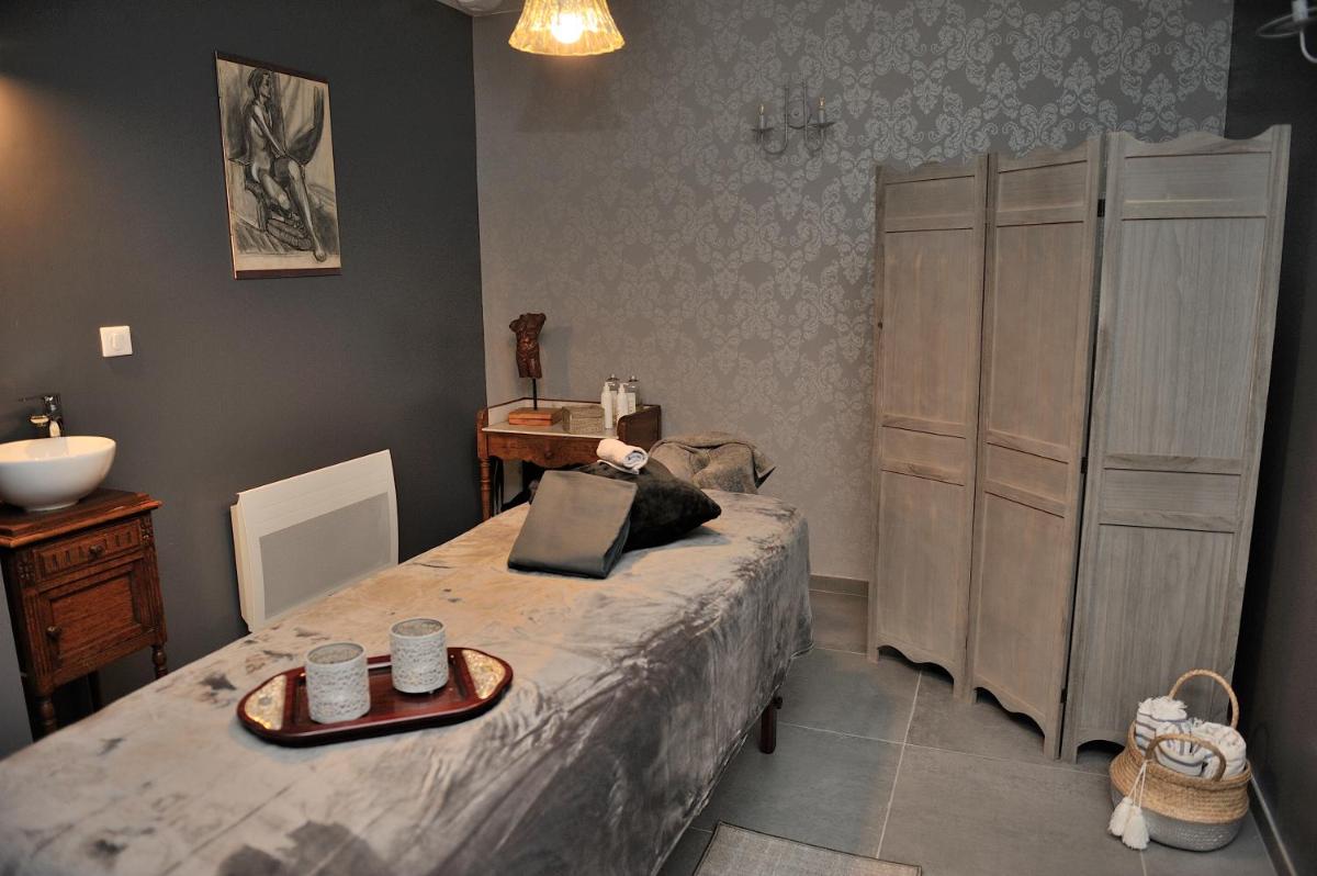 Chambre salon romantique dans centre de bien-être Au chant de l'eau - Housity