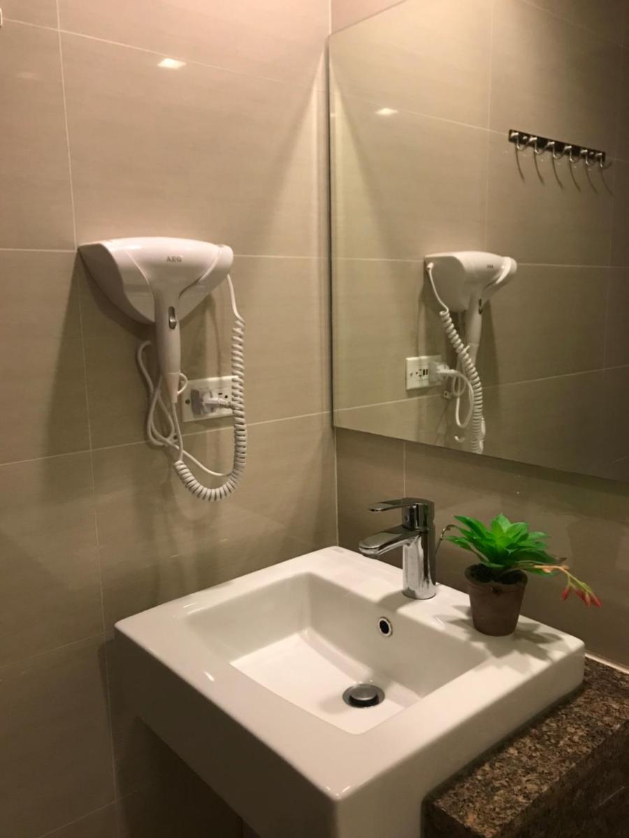 Travellers 101 Condo near Manila Airport - Hizvo