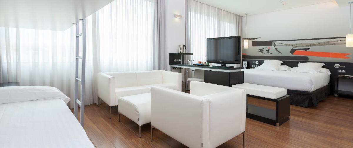 Cama o camas de una habitación en Axor Barajas