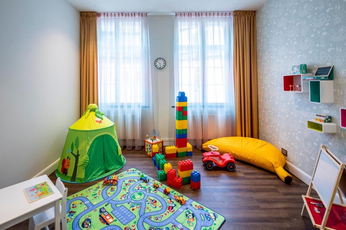 Ein Bett oder Betten in einem Zimmer der Unterkunft Fraser Suites Hamburg Ein Bett oder Betten in einem Zimmer der Unterkunft Fraser Suites Hamburg