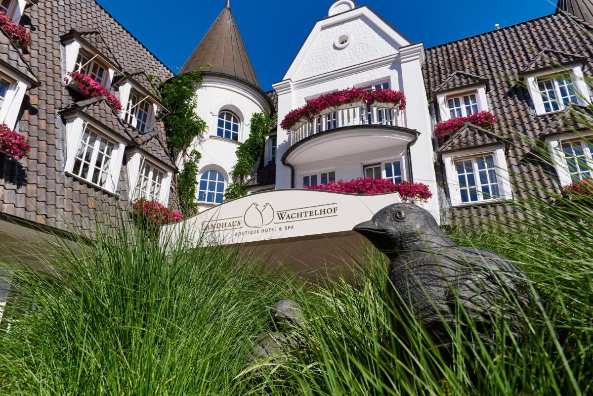 Ein Garten an der Unterkunft Hotel Landhaus Wachtelhof