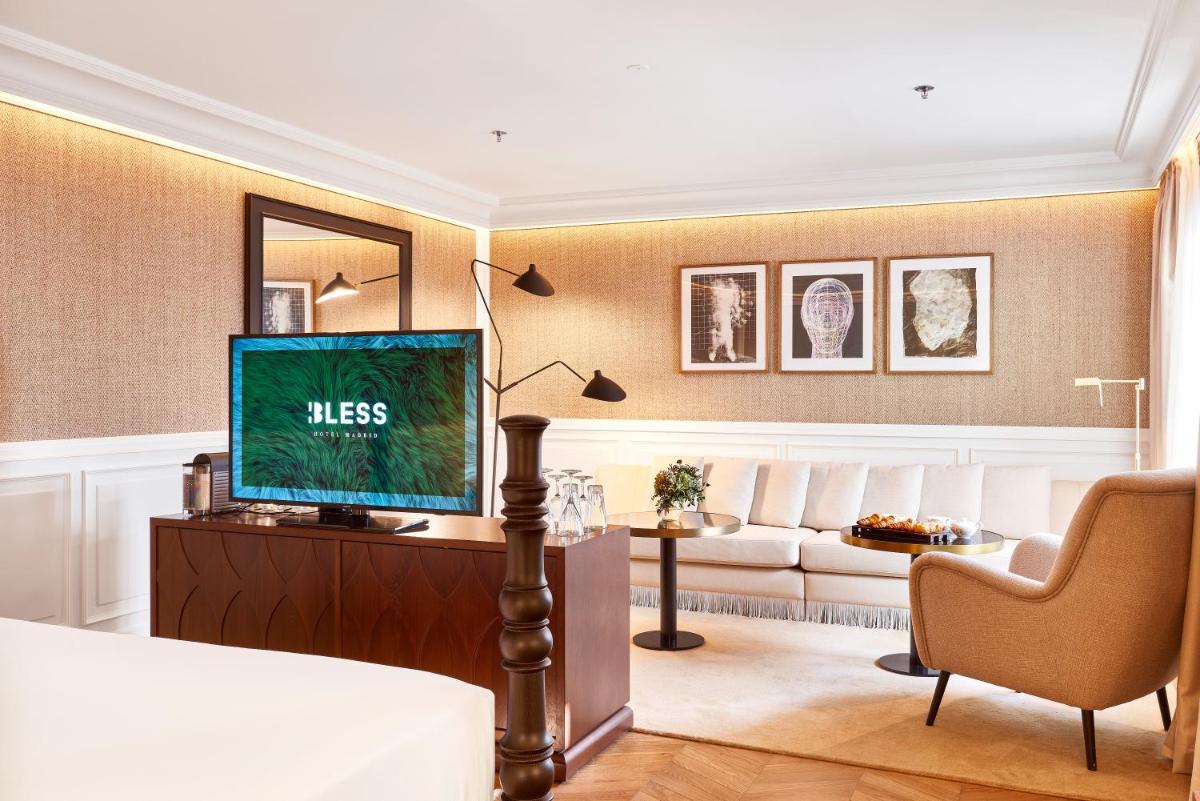 Una televisión o centro de entretenimiento en BLESS Hotel Madrid - The Leading Hotels of the World