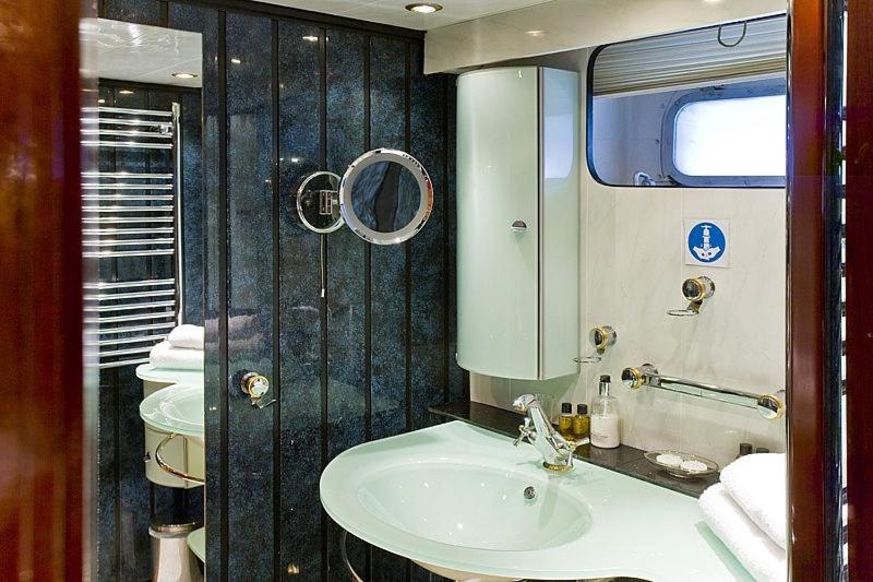 Absolute Pleasure Yacht - Housity