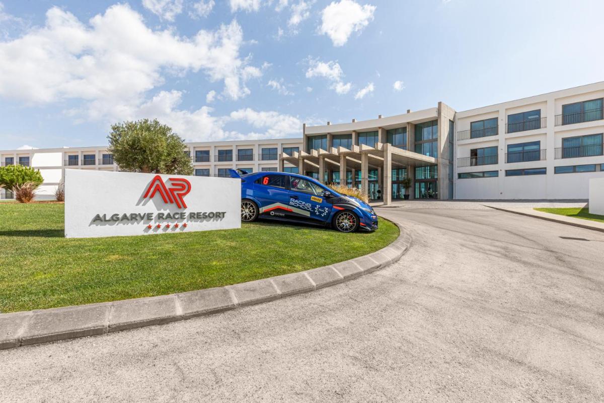 um carro estacionado em frente a um grande edifício em Algarve Race Resort - Hotel em Montes de Cima