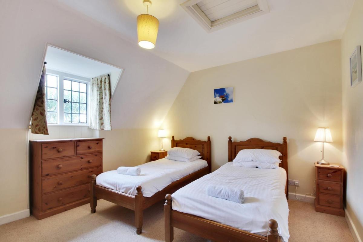 Lympne Castle Cottages - Housity