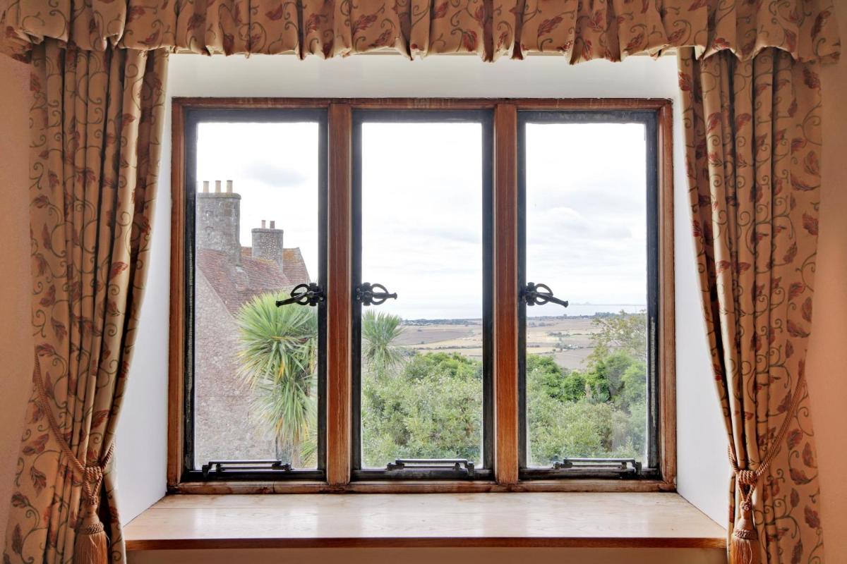 Lympne Castle Cottages - Housity