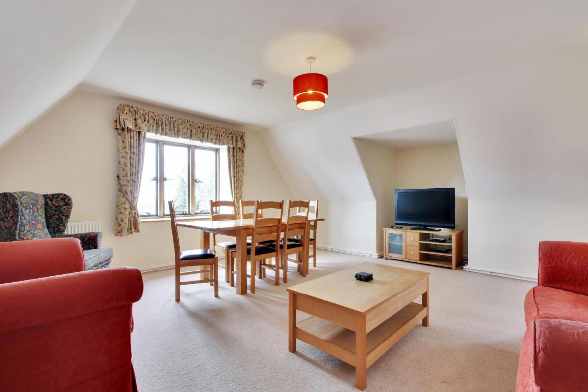 Lympne Castle Cottages - Housity