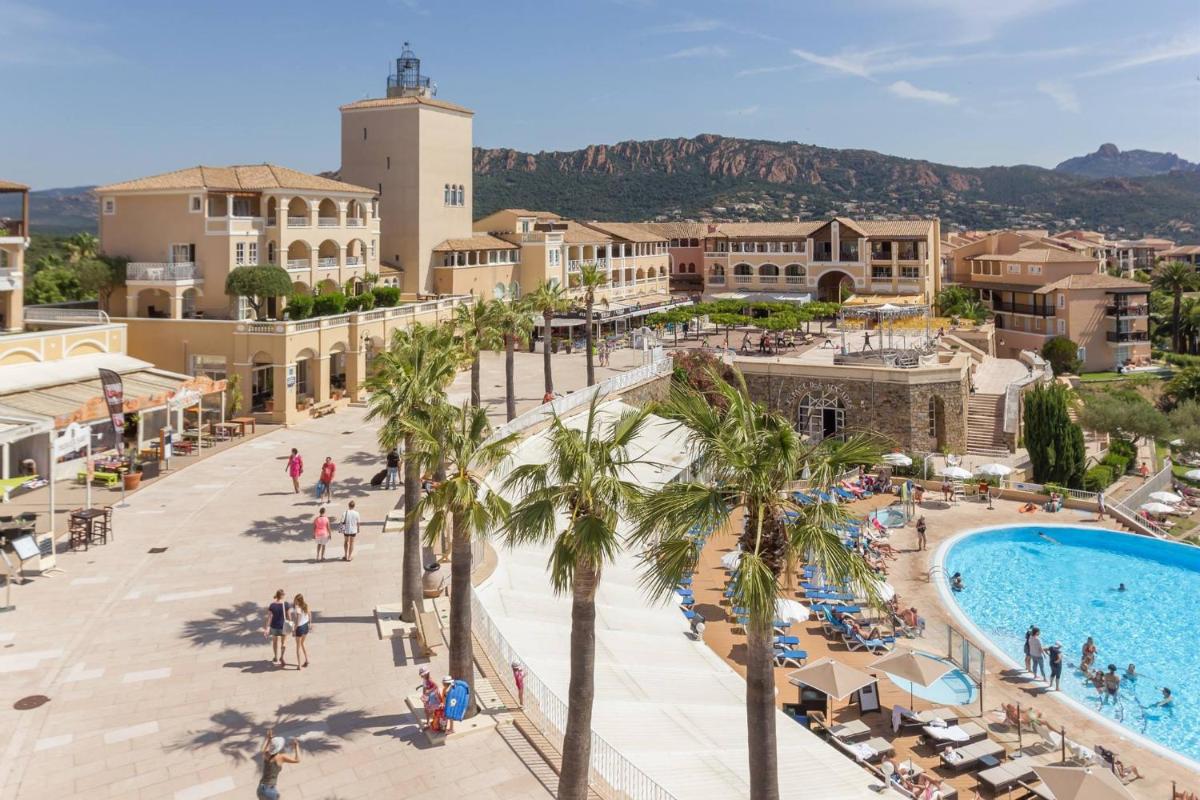 vue d'un complexe hôtelier avec piscine et palmiers dans l'établissement Cap Estérel by Actisource, à Agay