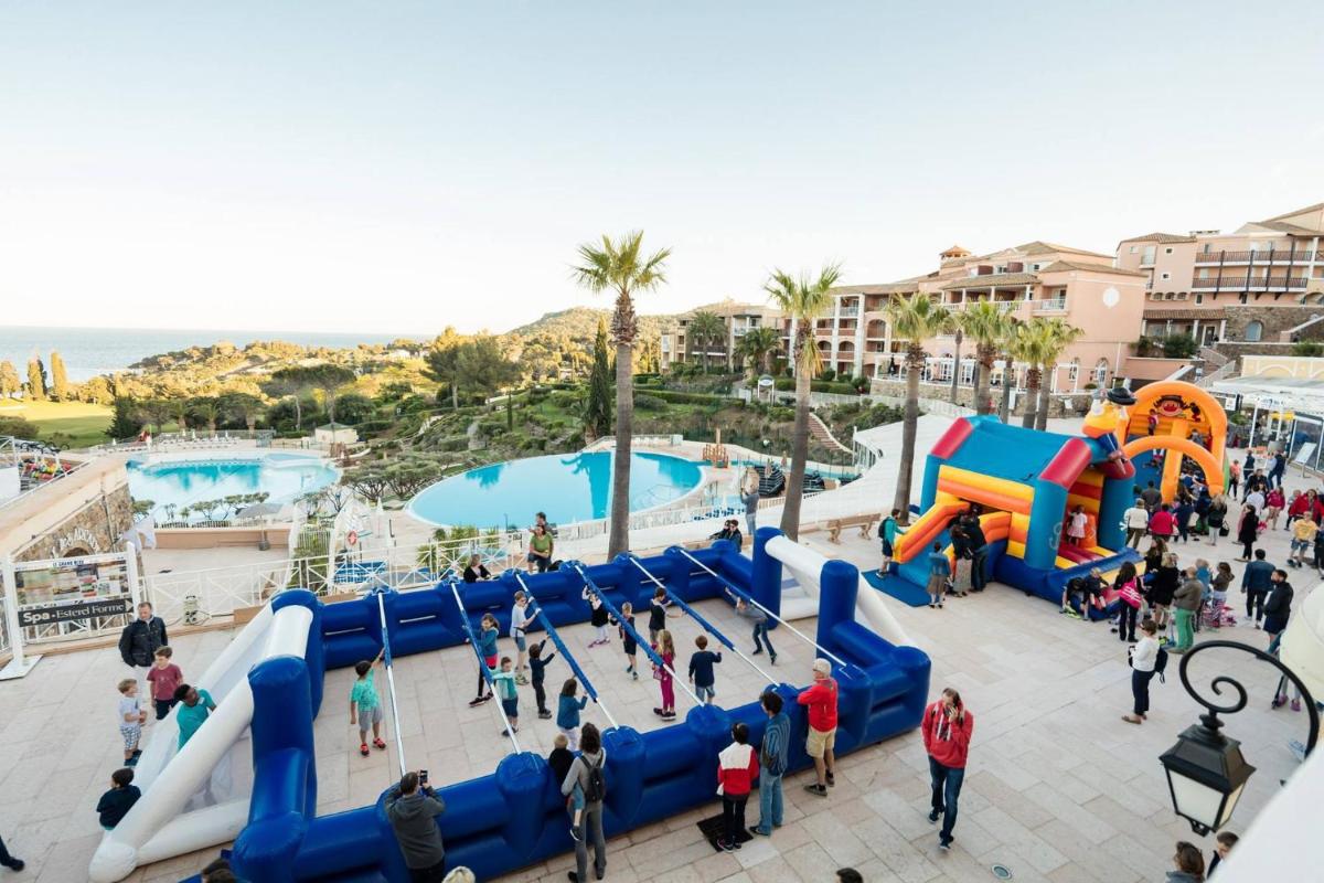 Piscine de l'établissement Cap Estérel by Actisource ou située à proximité