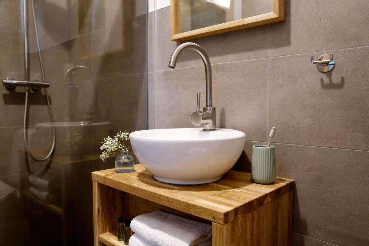 Julias Guesthouse - Housity