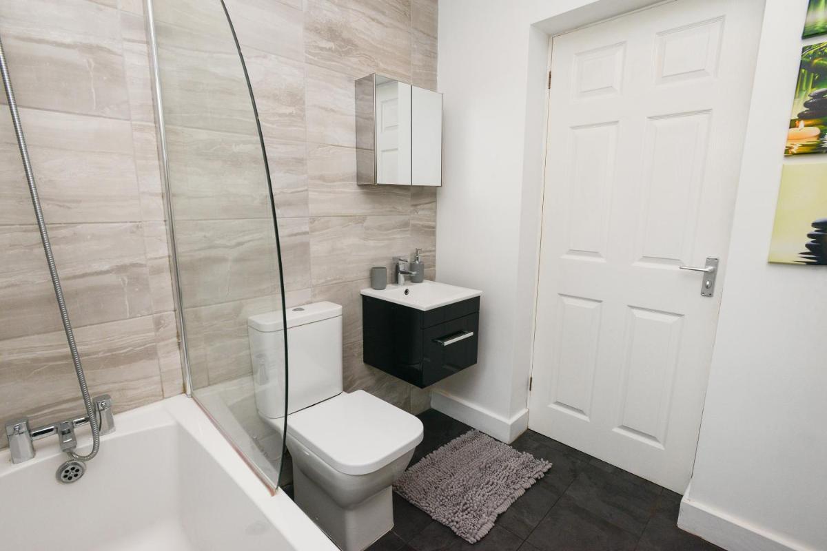 DE LUXE SHORT STAYS-Beeston House - Housity