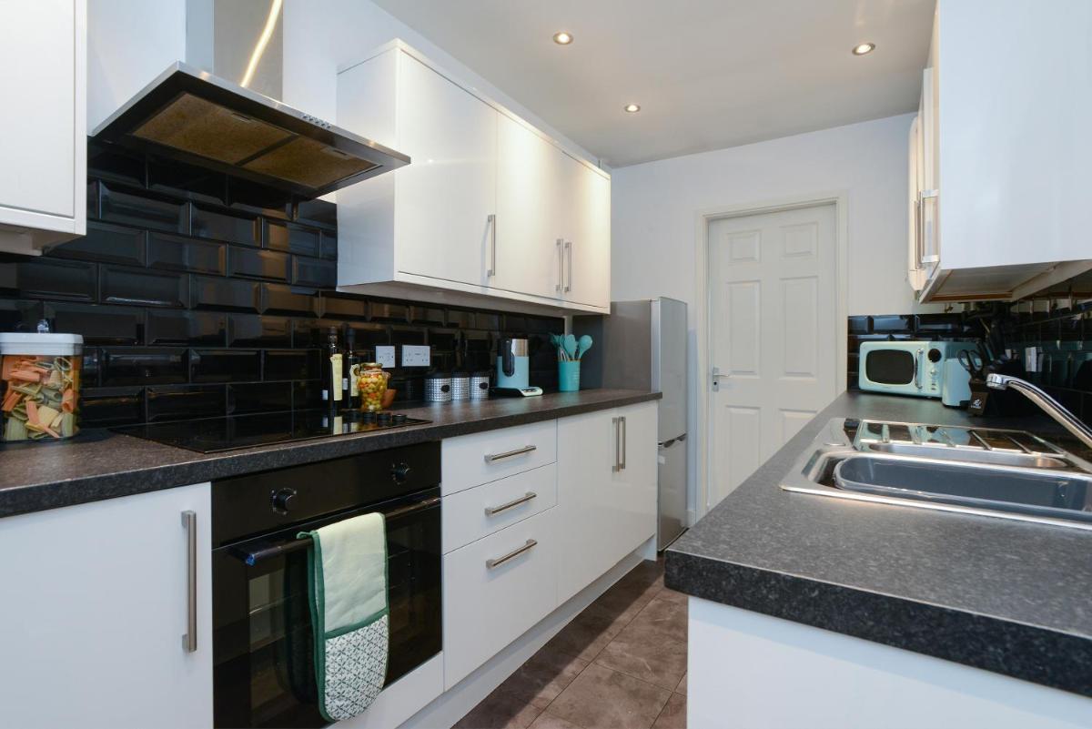 DE LUXE SHORT STAYS-Beeston House - Housity