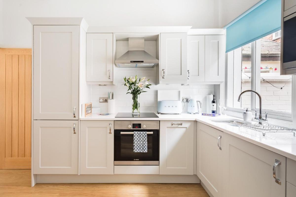 Secret City Courtyard Cottage Within Chester City Walls - Housity