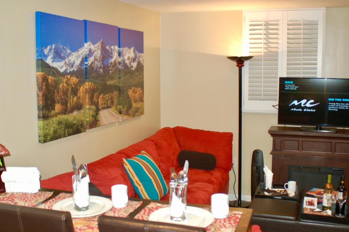 Blue Bear Den 3BR 2BA DTC Private Apt Hot Tub - Housity