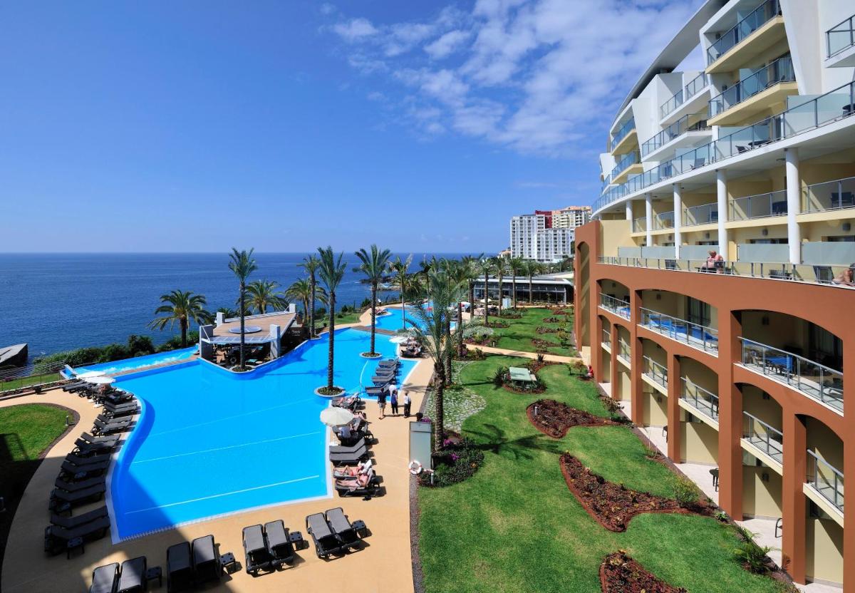 uma vista aérea de um resort com piscina em Pestana Promenade Ocean Resort Hotel no Funchal