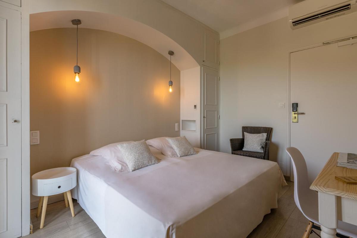 Un ou plusieurs lits dans un hébergement de l'établissement Les Jardins du Cèdre, Boutique hôtel & gastronomie