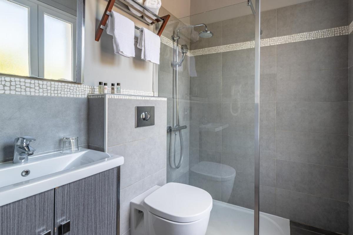Salle de bains dans l'établissement Les Jardins du Cèdre, Boutique hôtel & gastronomie
