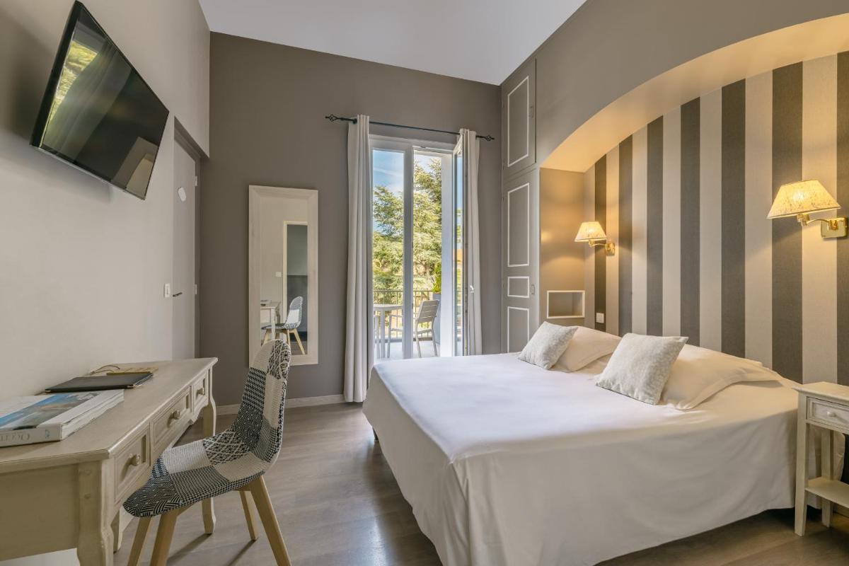 Un ou plusieurs lits dans un hébergement de l'établissement Les Jardins du Cèdre, Boutique hôtel & gastronomie