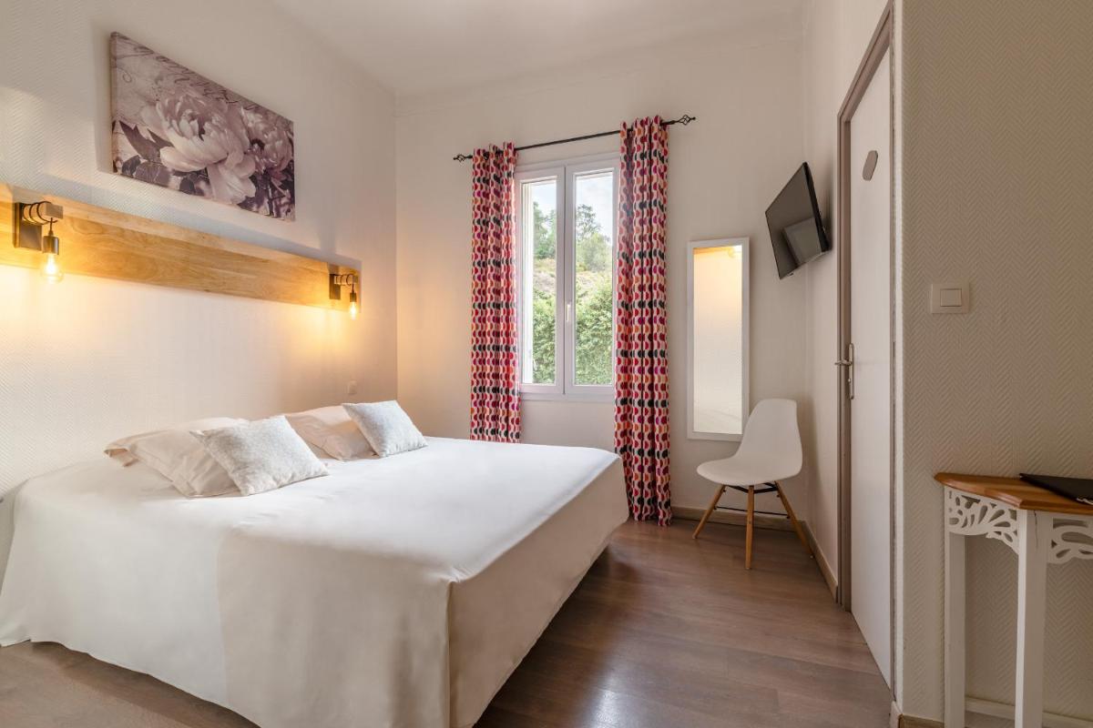 Un ou plusieurs lits dans un hébergement de l'établissement Les Jardins du Cèdre, Boutique hôtel & gastronomie