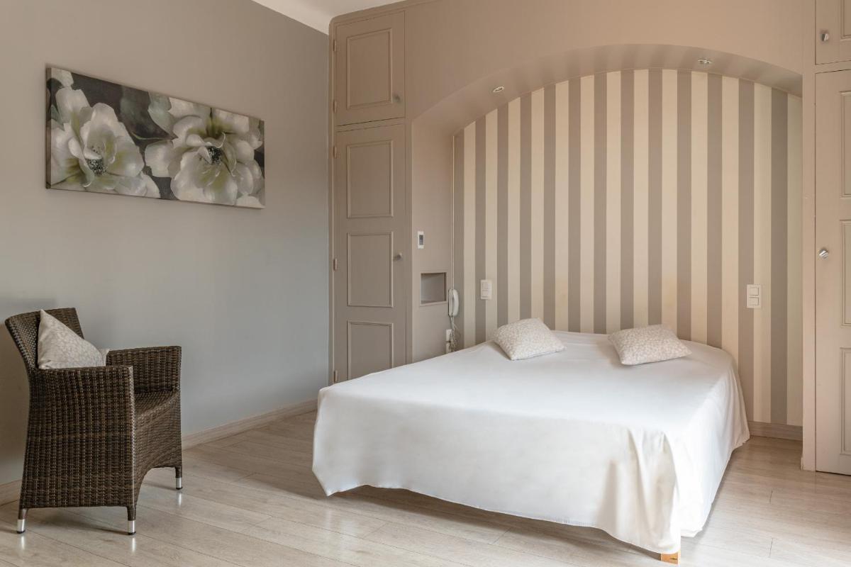 Un ou plusieurs lits dans un hébergement de l'établissement Les Jardins du Cèdre, Boutique hôtel & gastronomie
