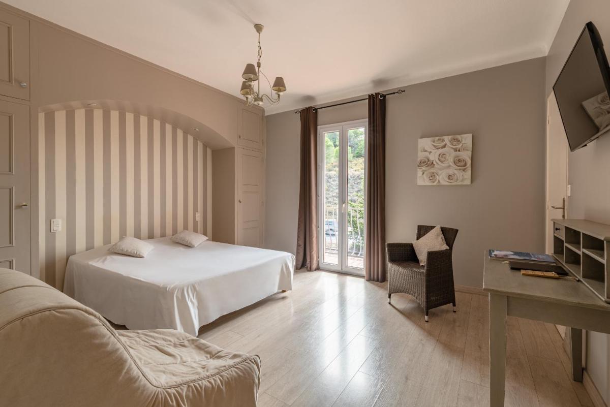 Télévision ou salle de divertissement dans l'établissement Les Jardins du Cèdre, Boutique hôtel & gastronomie