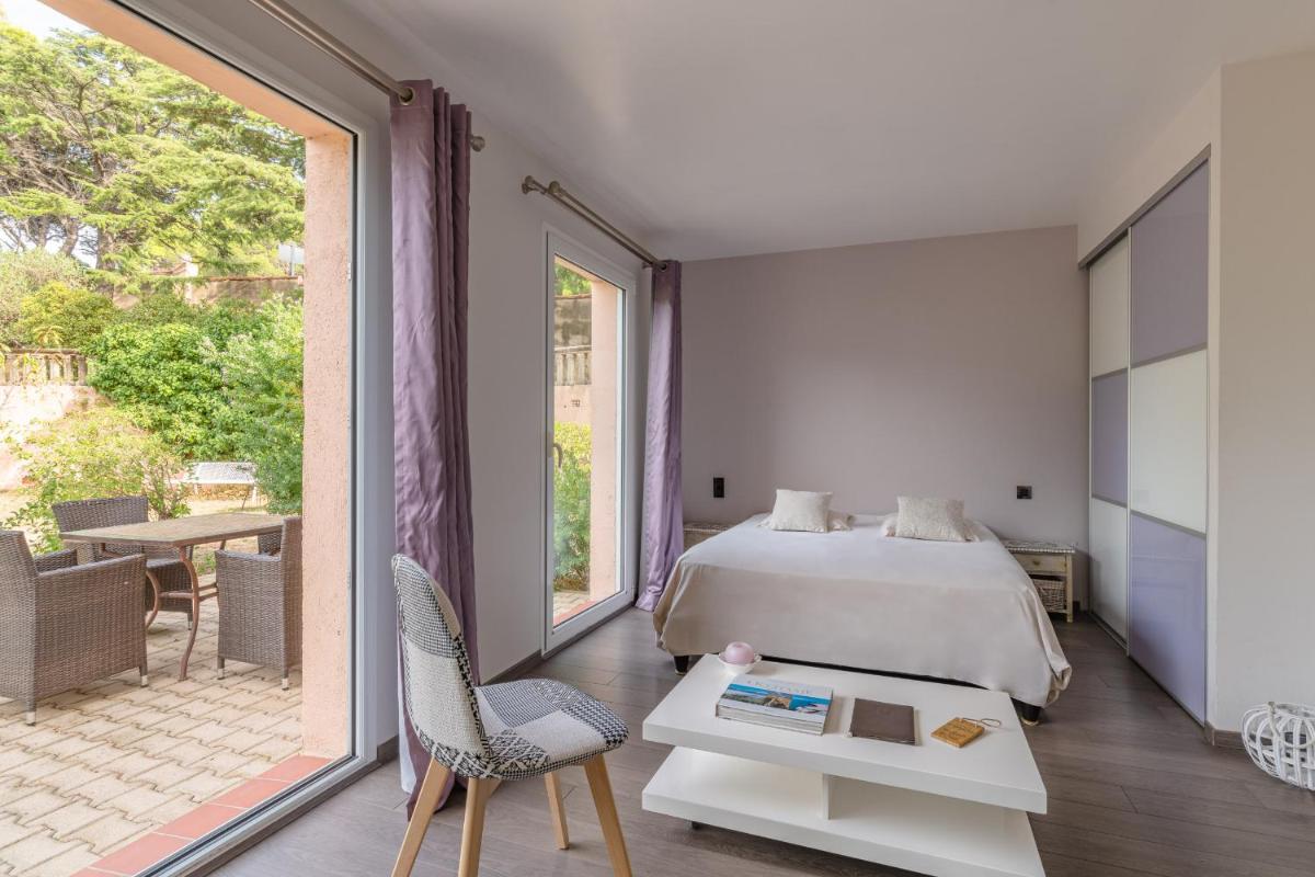 Un ou plusieurs lits dans un hébergement de l'établissement Les Jardins du Cèdre, Boutique hôtel & gastronomie