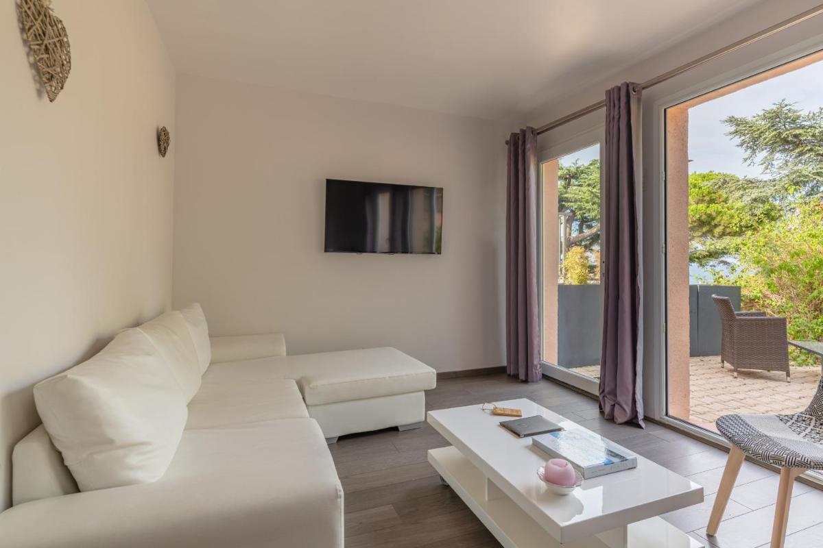 Télévision ou salle de divertissement dans l'établissement Les Jardins du Cèdre, Boutique hôtel & gastronomie