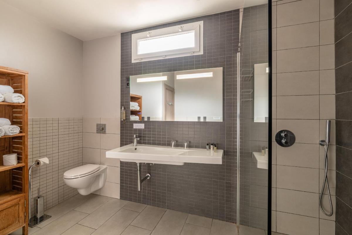 Salle de bains dans l'établissement Les Jardins du Cèdre, Boutique hôtel & gastronomie
