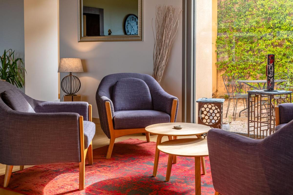 Coin salon dans l'établissement Les Jardins du Cèdre, Boutique hôtel & gastronomie