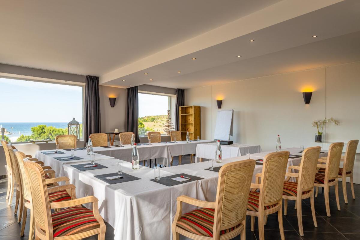 une grande salle de réunion avec une longue table et des chaises dans l'établissement Les Jardins du Cèdre, Boutique hôtel & gastronomie, à Port-Vendres 88 autres photos