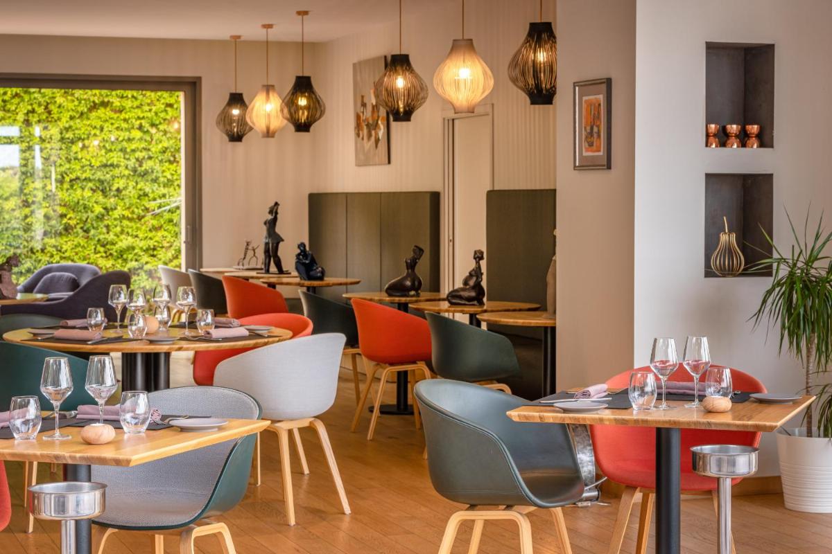 Coin salon dans l'établissement Les Jardins du Cèdre, Boutique hôtel & gastronomie