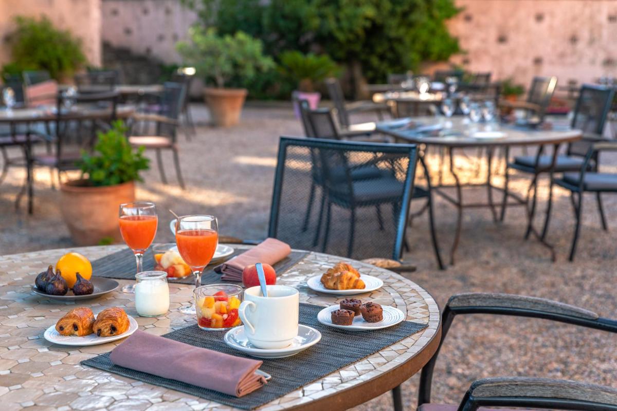 Nourriture dans l'hôtel ou à proximité