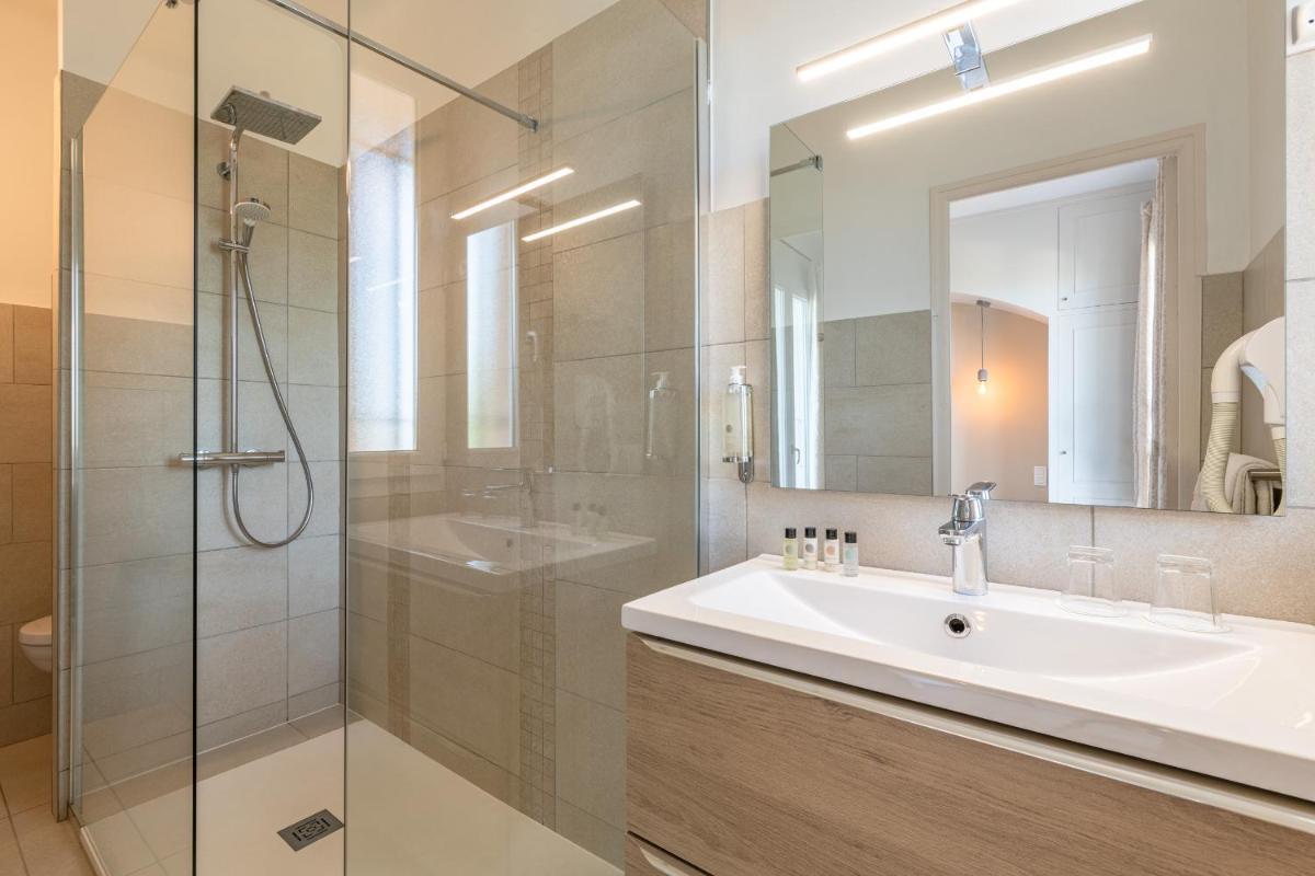 une salle de bain avec lavabo et douche dans l'établissement Les Jardins du Cèdre, Boutique hôtel & gastronomie, à Port-Vendres