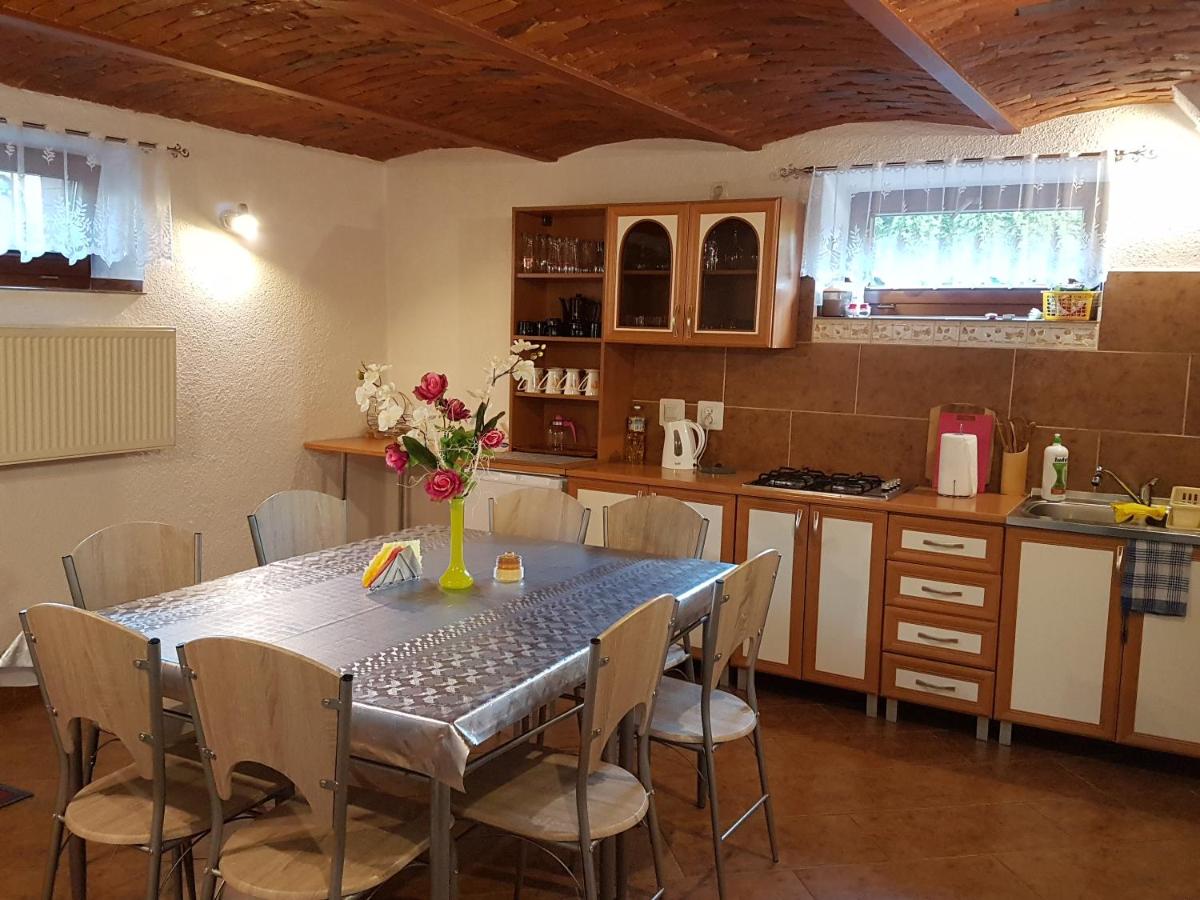 KORNELIA pokoje gościnne - Housity