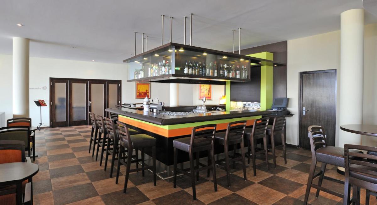Um restaurante ou outro lugar para comer em Pestana Viking Beach & SPA Resort