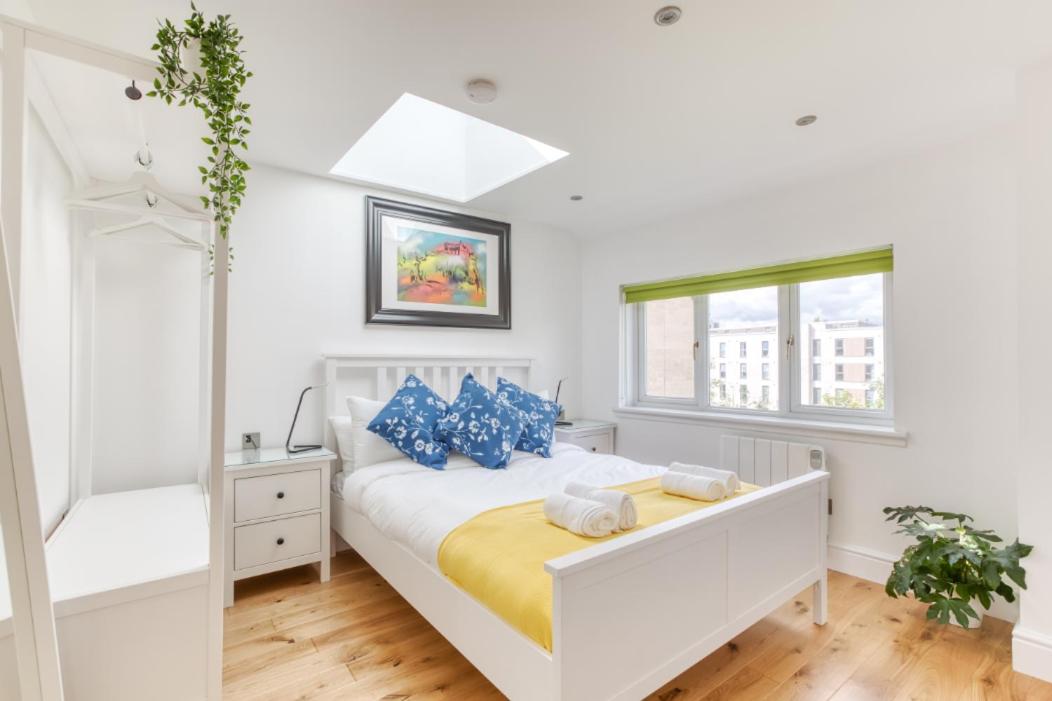 Central Bright 3 Bed Flat with Pool & Parking - Housity