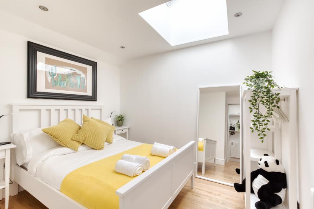 Central Bright 3 Bed Flat with Pool & Parking - Housity