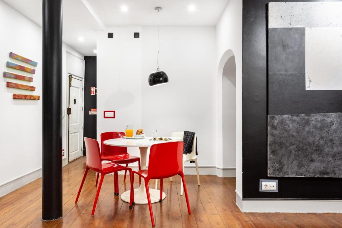 JOIVY Bold and colourful 1-bed flat at the heart of Chiado, nearby Carmo Convent - Housity