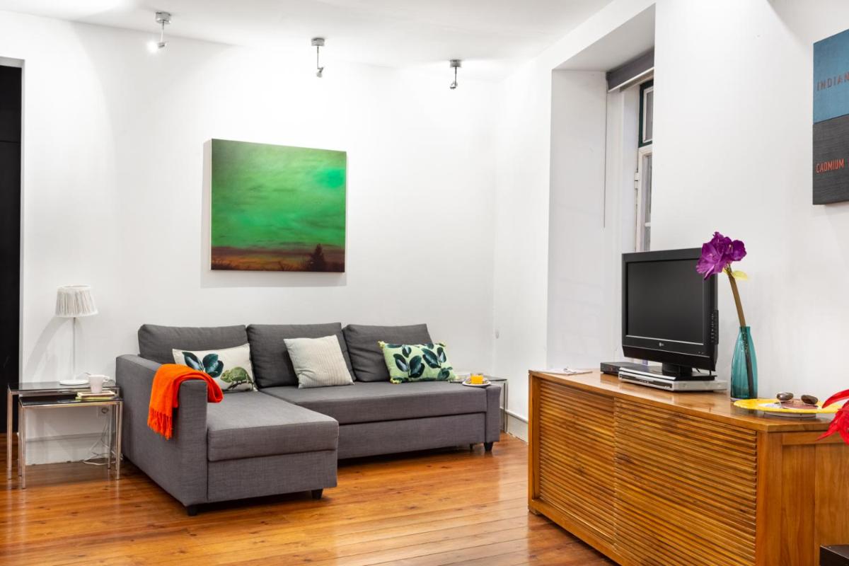 JOIVY Bold and colourful 1-bed flat at the heart of Chiado, nearby Carmo Convent - Housity