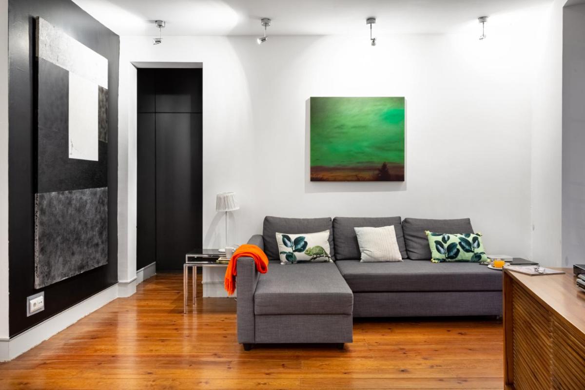 JOIVY Bold and colourful 1-bed flat at the heart of Chiado, nearby Carmo Convent - Housity