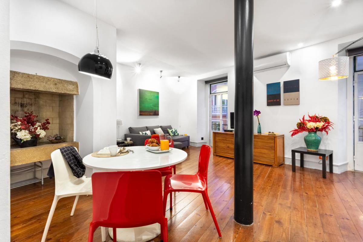 JOIVY Bold and colourful 1-bed flat at the heart of Chiado, nearby Carmo Convent - Housity