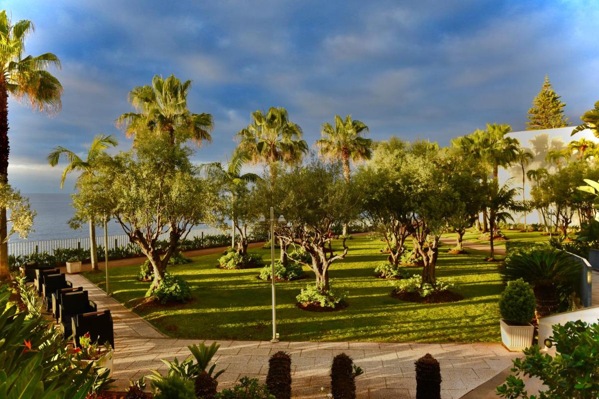 Um jardim no exterior de VidaMar Resort Hotel Madeira